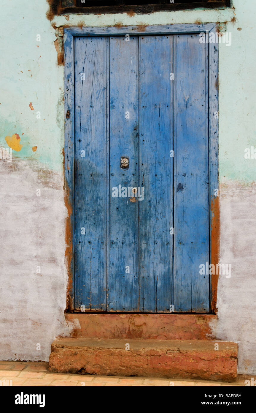 Wetter geschlagenen blaue Tür, Trinidad, Kuba Stockfoto
