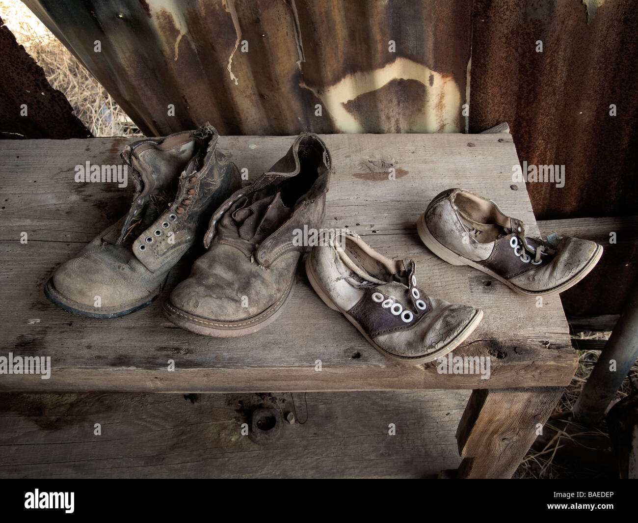 Alte Schuhe auf einer Bank Stockfoto