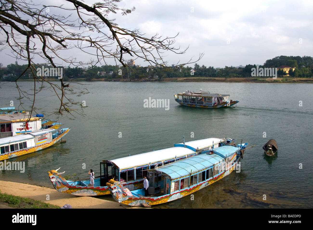 Ausflugsboote auf dem Parfüm-Fluss vor die Thien Mu Pagode in Hue, Vietnam Stockfoto