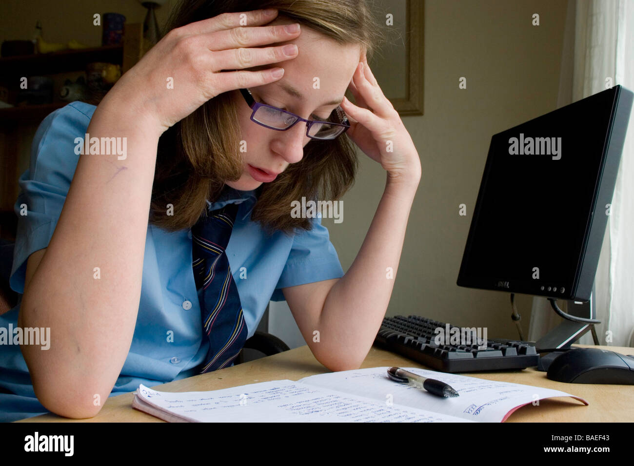 Schulkind, die Konzentration auf ihre Hausaufgaben Stockfoto