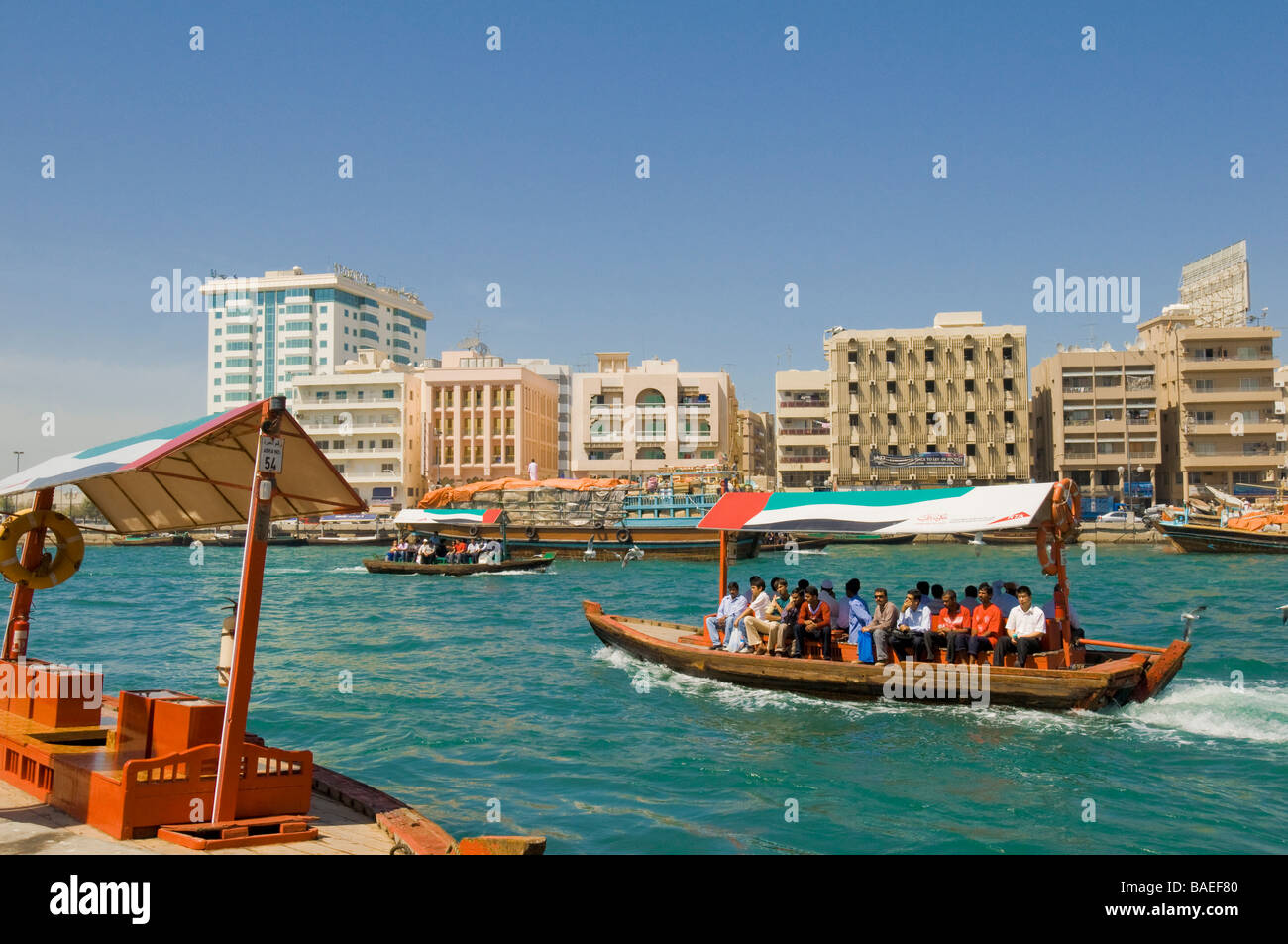 Taxi-Dhow-Boote in Dubai creek Stockfoto