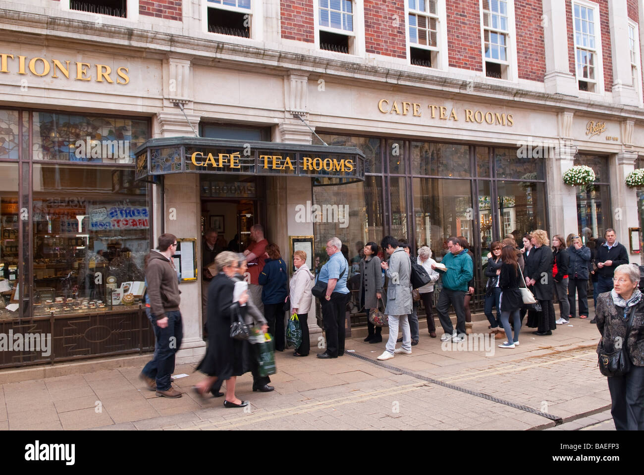 Menschen Queing oben außen Bettys Café Teestuben in York, Yorkshire, Großbritannien Stockfoto