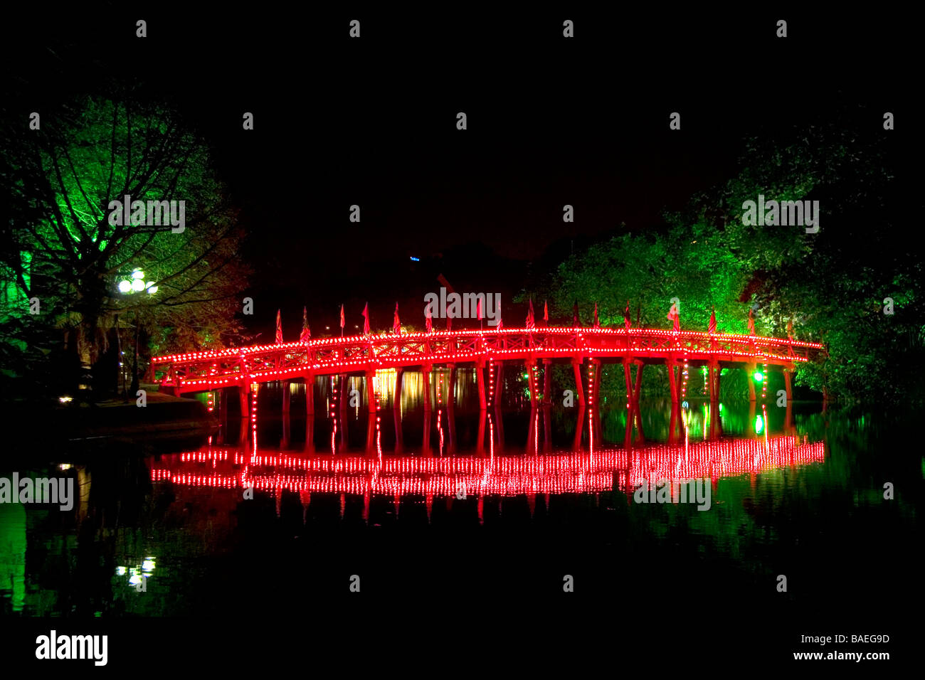 Die Huc Brücke beleuchtet am Hoan-Kiem-See in Hanoi auf in der Nacht. Stockfoto