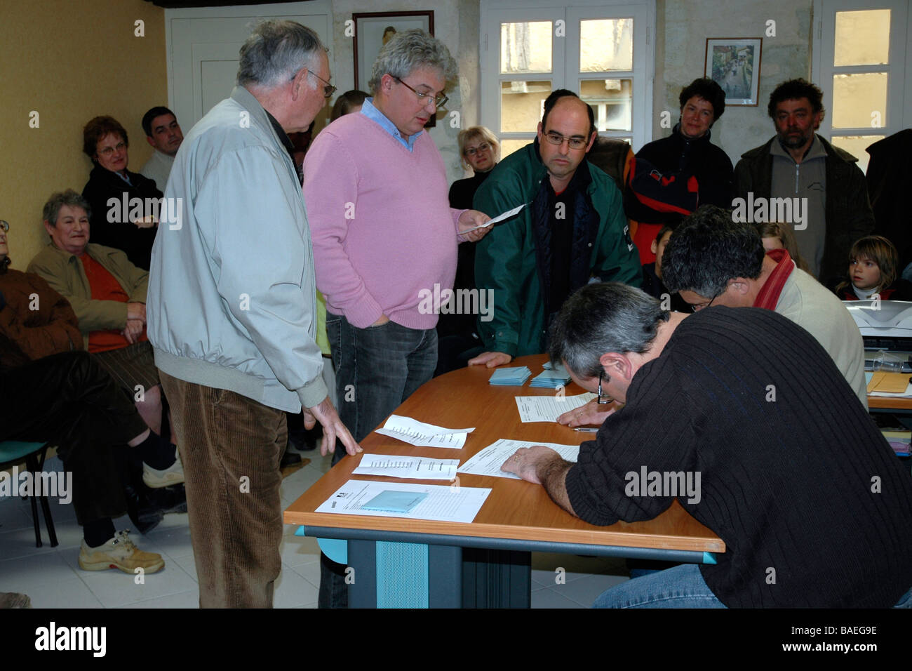 die Bürgermeister und Stadträte überprüfen Stimmen in einer Dorf-Wahl in einer Gemeinde von weniger als 100 Wähler im ländlichen Frankreich Stockfoto