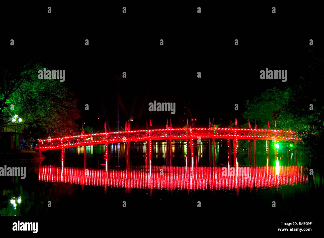 Die Huc Brücke beleuchtet am Hoan-Kiem-See in Hanoi auf in der Nacht. Stockfoto