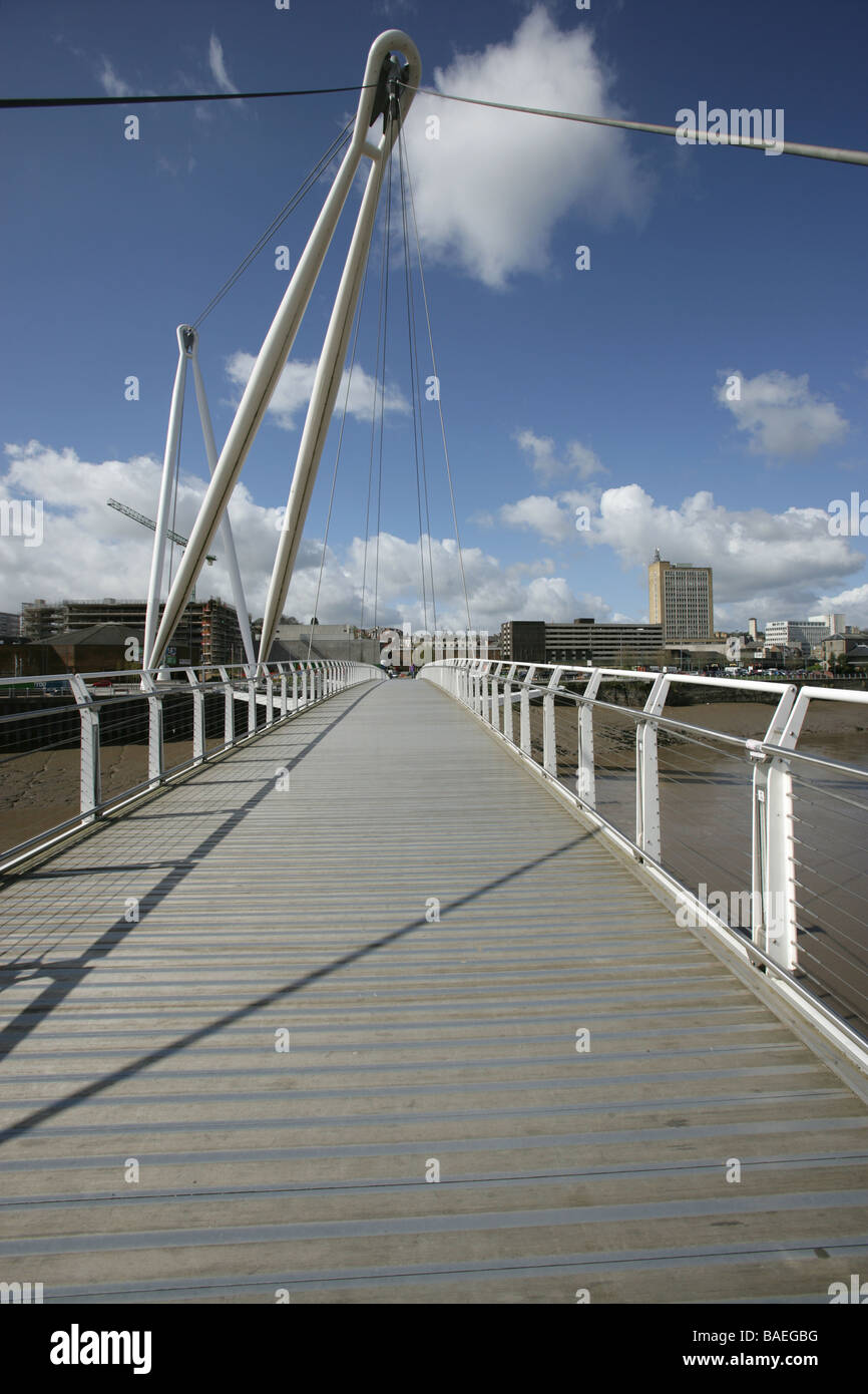 Stadt von Newport, Wales. Newport Stadt Steg und Zyklus Brücke ist Teil des Projekts Newport Riverside Regeneration. Stockfoto