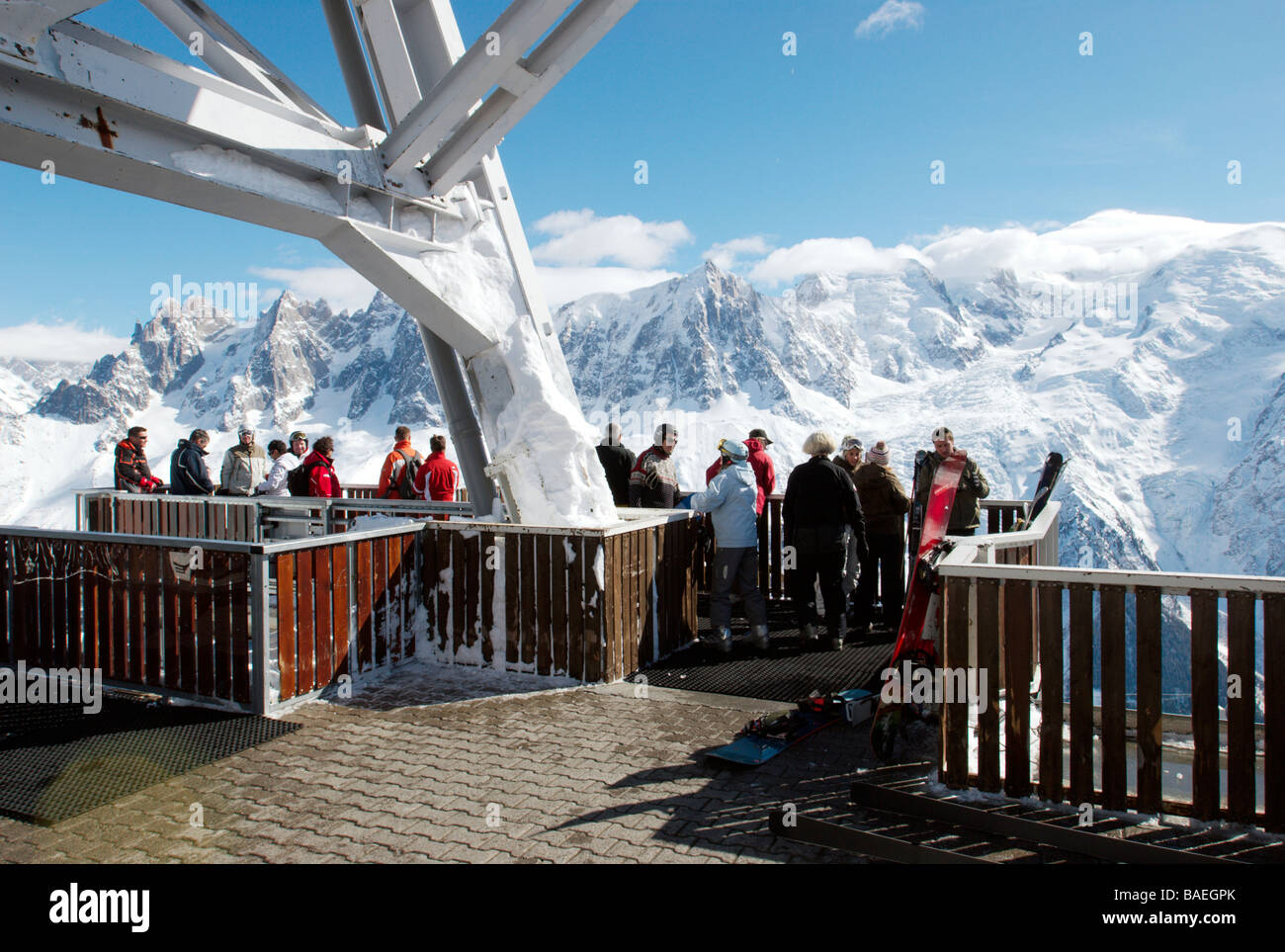 Leute an Le Brevent Spitze. Der Mont-Blanc-Massiv im Hintergrund. Skigebiet Le Brévent, Chamonix, Frankreich Stockfoto