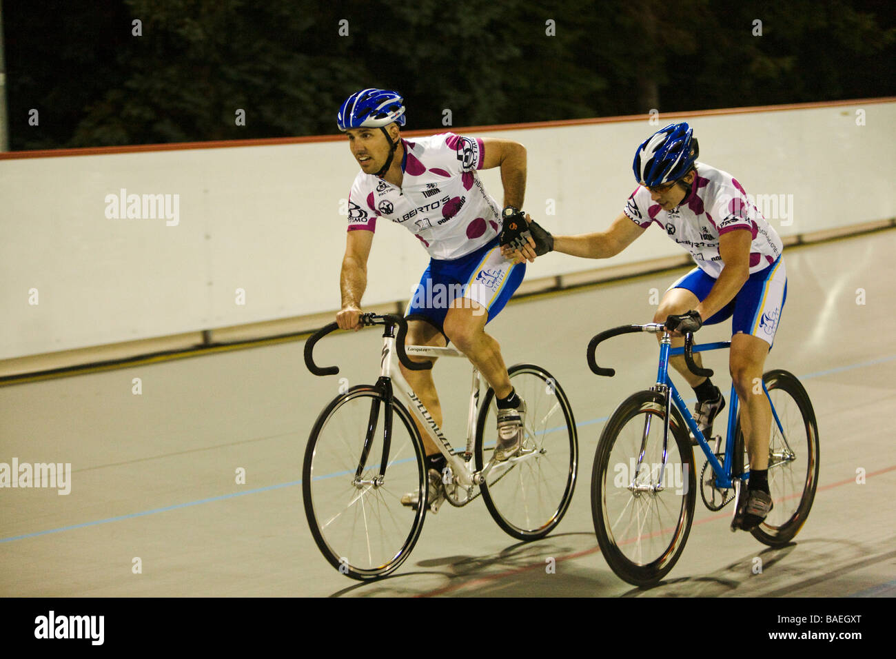 ILLINOIS Northbrook Teampartner berühren bei Radrennen im Velodrom Track Hände Stockfoto