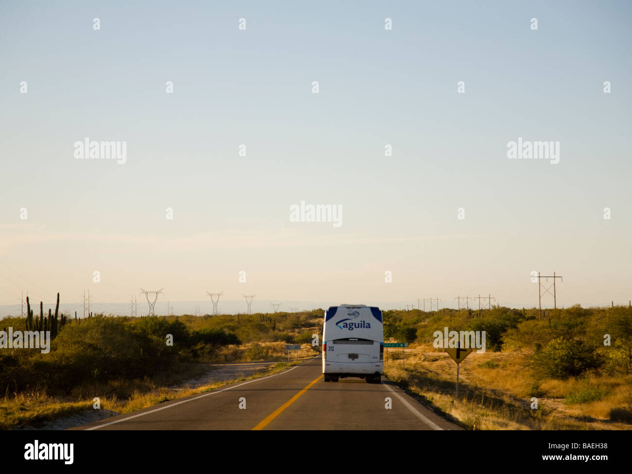 Mexiko La Paz Aguila Bus auf der Autobahn nach La Paz Hochspannungsleitungen parallel Fahrbahn Stockfoto