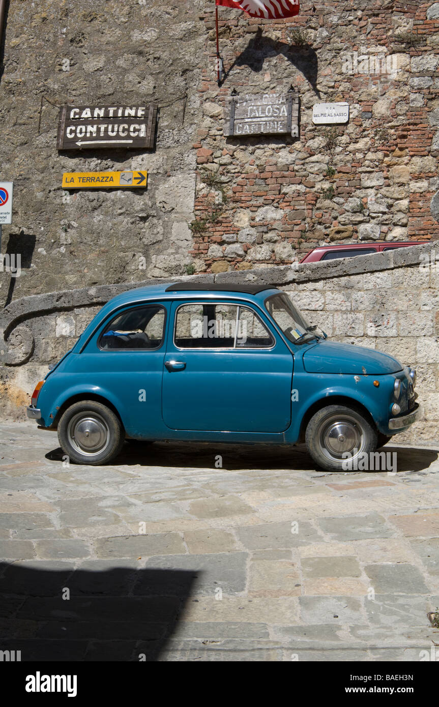 Alten blauen Fiat 500 geparkt auf Straße in Montepulciano Toskana, Italien. Stockfoto