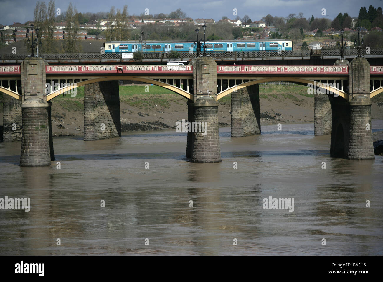 Stadt von Newport, Wales. Newport-Brücke über den Fluss Usk, bei Ebbe, mit der Eisenbahnbrücke im Hintergrund. Stockfoto
