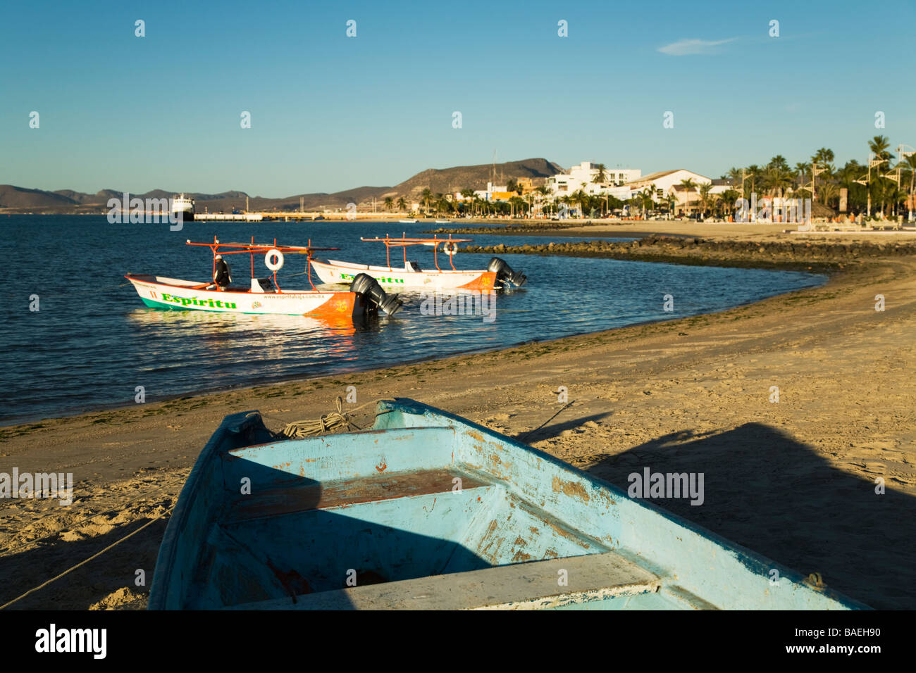 Boote am Strand von Mexiko La Paz aus Holz und Motorboote in Bucht Bergen in Ferne angedockt Stockfoto