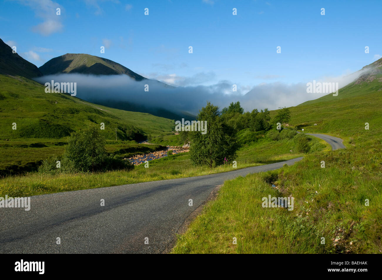 Beinn Mhic Chasgaig über dem Morgennebel in Glen Etive, Highland Region, Schottland, Großbritannien Stockfoto