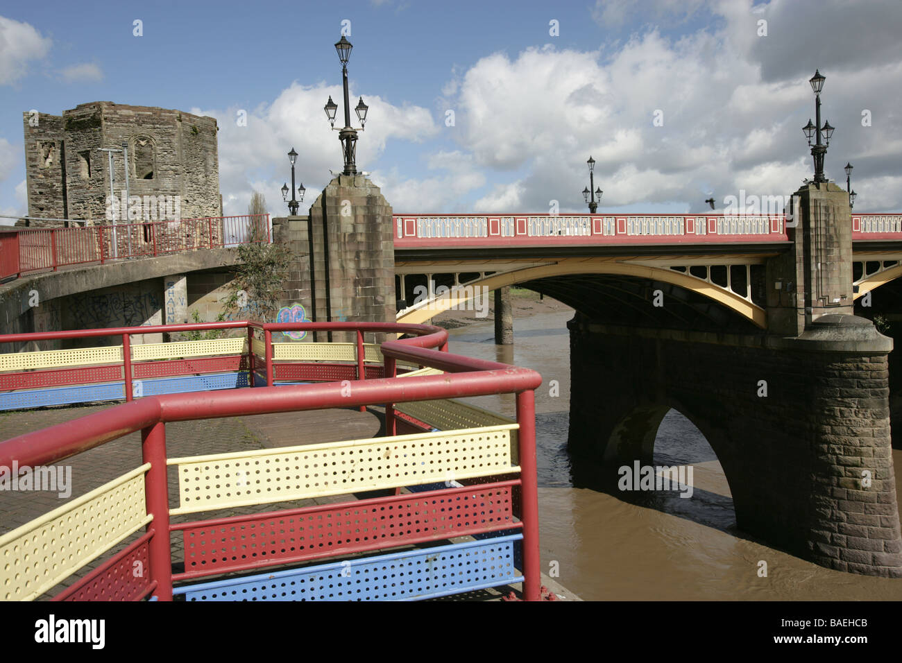 Stadt von Newport, Wales. Der neu entwickelte Newport Riverside Promenade mit Newport Bridge im Hintergrund. Stockfoto