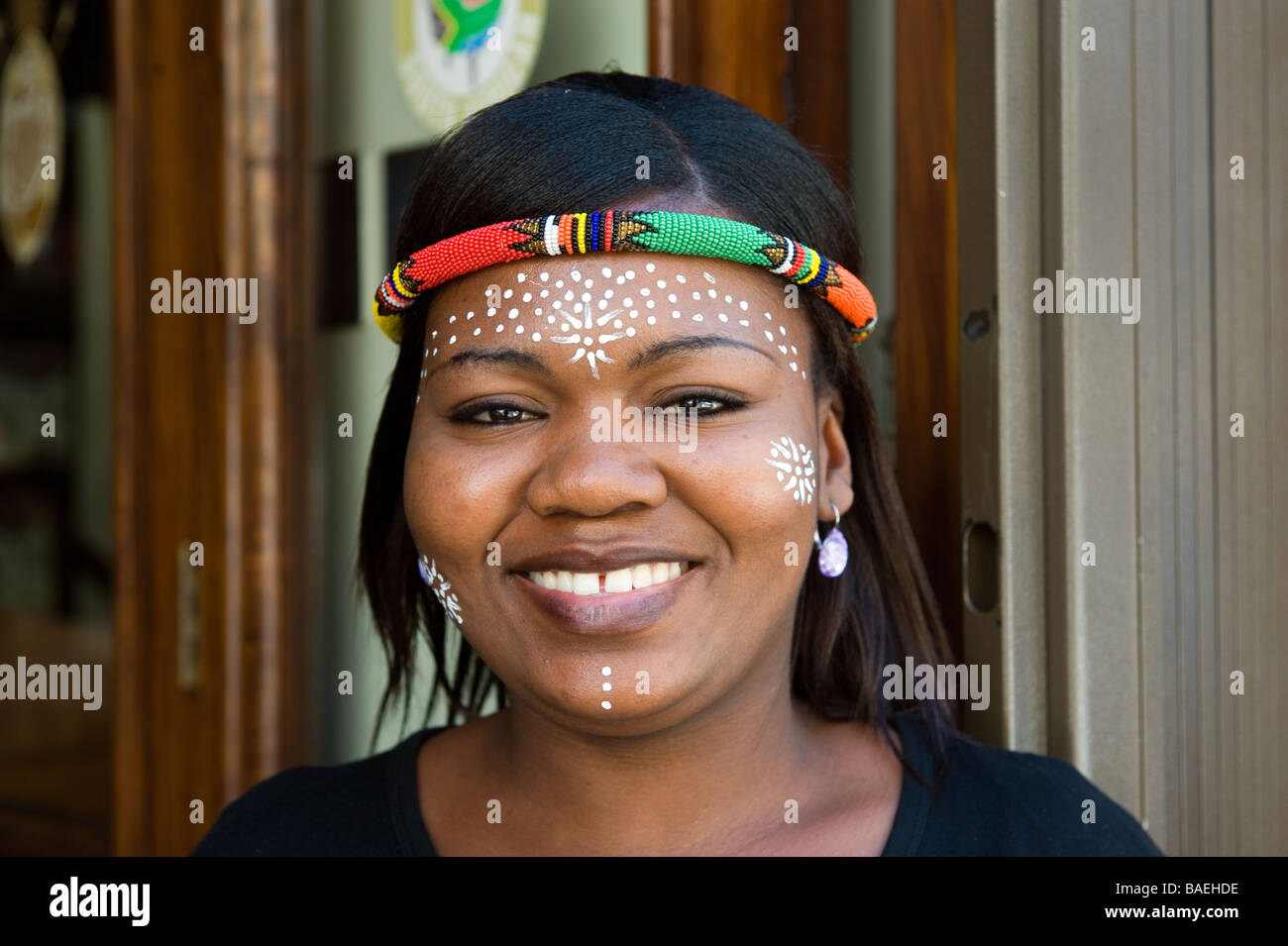 Porträt von einer Kellnerin auf der Long Street in Kapstadt Südafrika Stockfoto