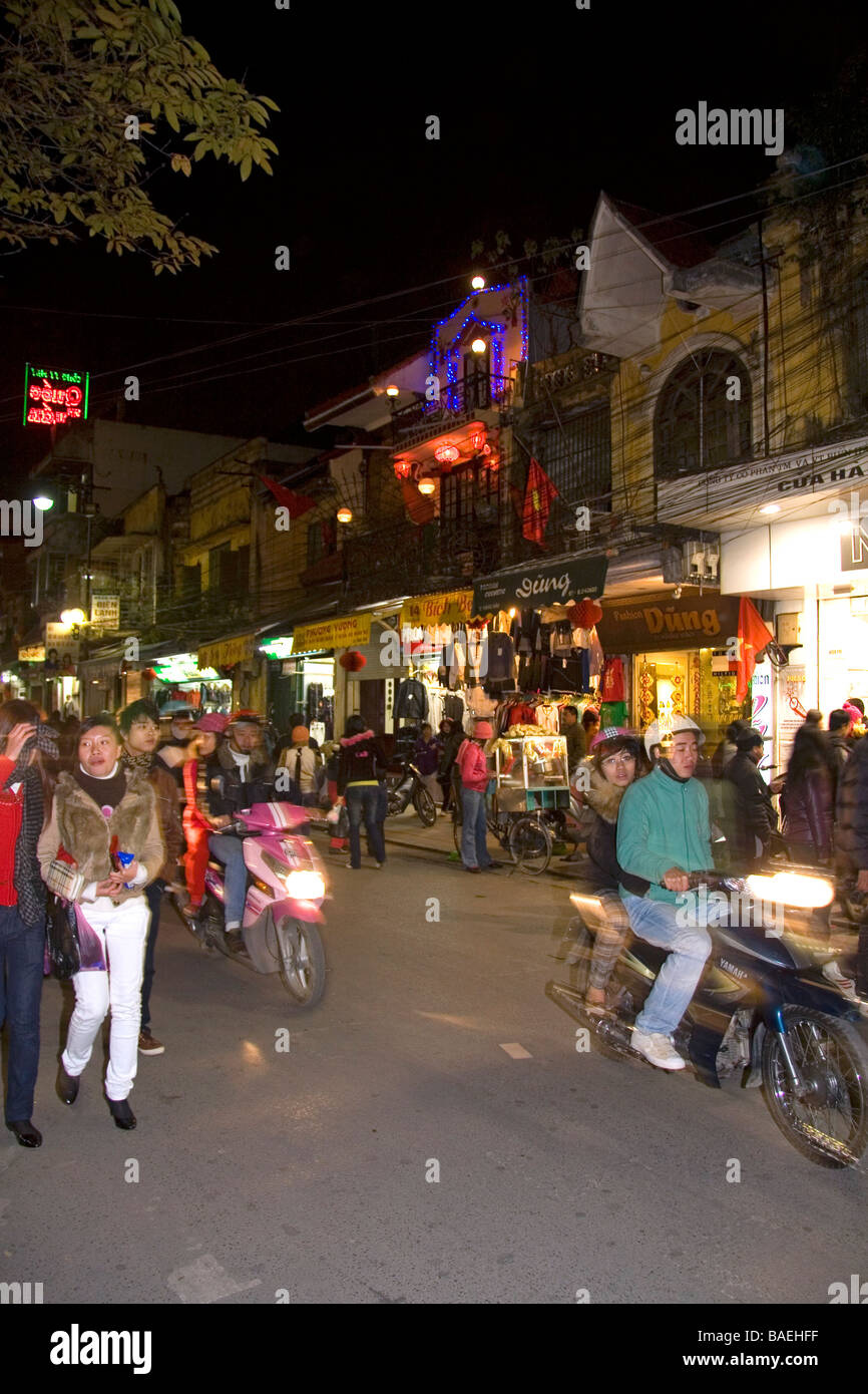 Nächtliche Straße Szene während der Tet in der Altstadt von Hanoi Vietnam Stockfoto