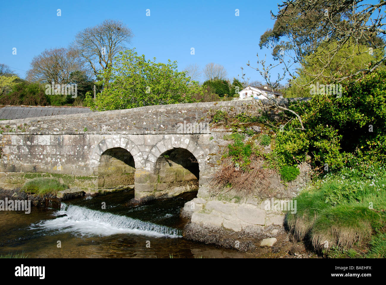 die alte Granit-Brücke bei Gweek in der Nähe von Helston in Cornwall, Großbritannien Stockfoto