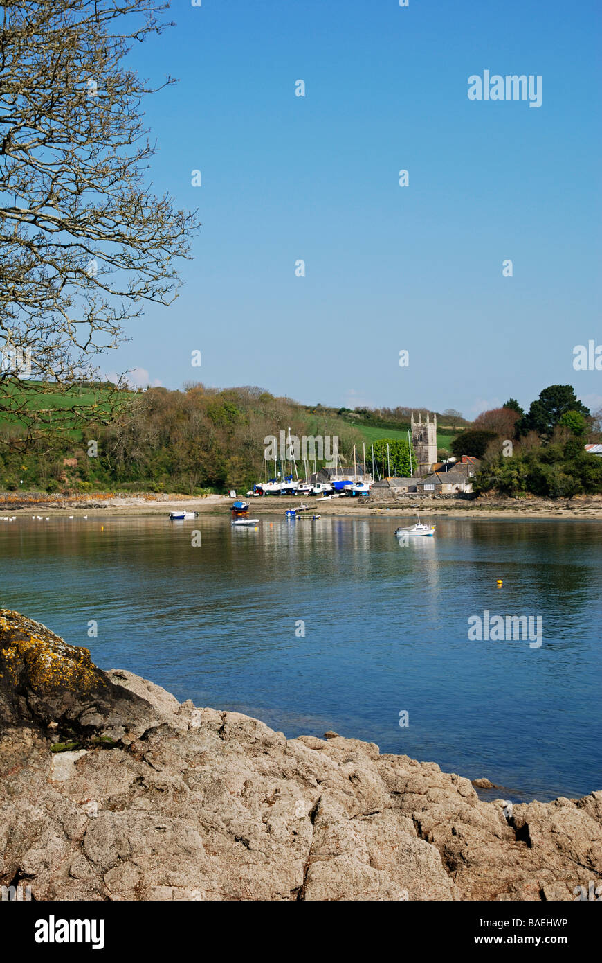 ein Blick über Gillan Bach am Helford River, gegenüber der Kirche des Hl.Antonius in Meneage, Cornwall, uk Stockfoto