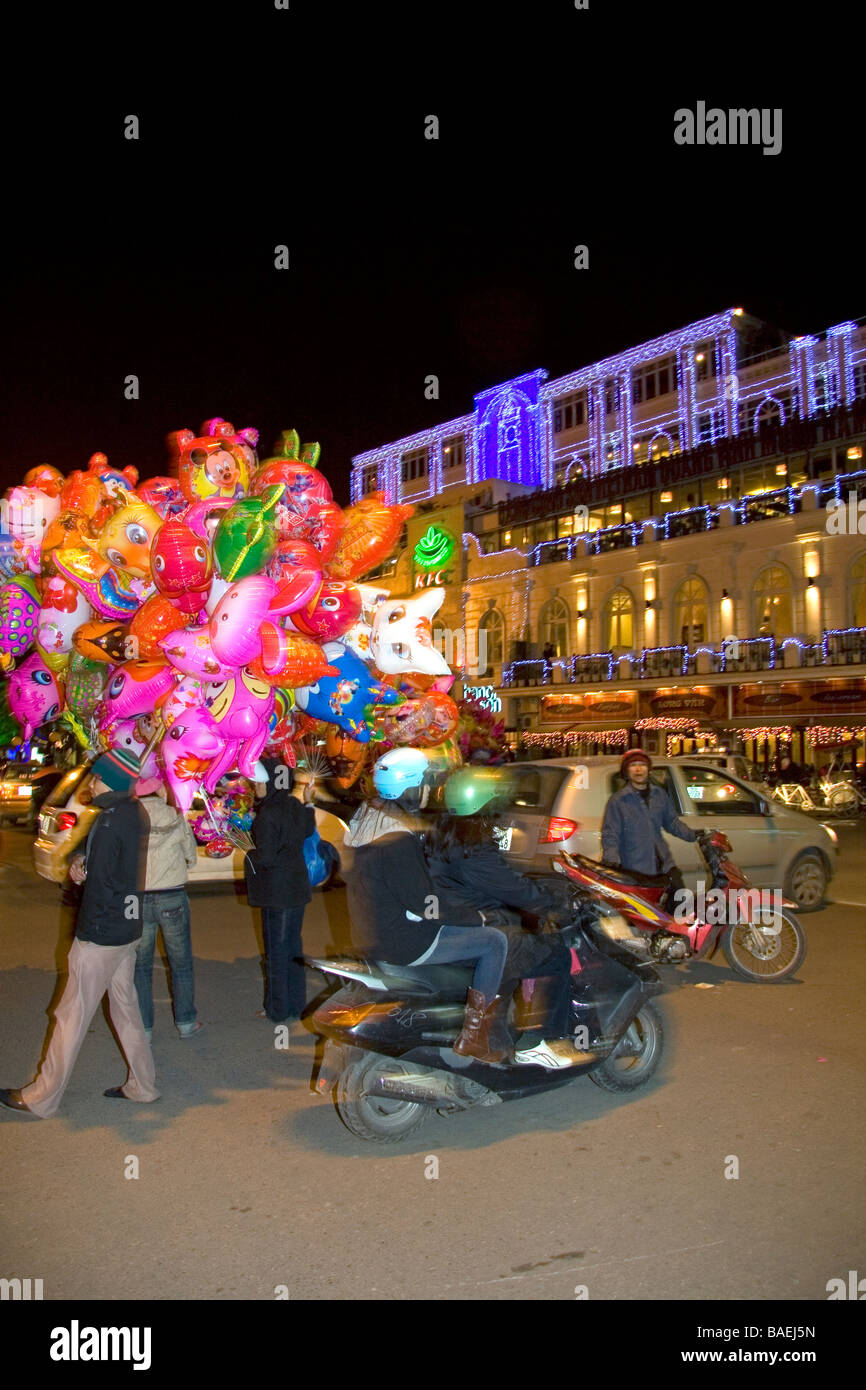 Straßenhändler verkaufen bunte Luftballons für Tet in Hanoi Vietnam Stockfoto