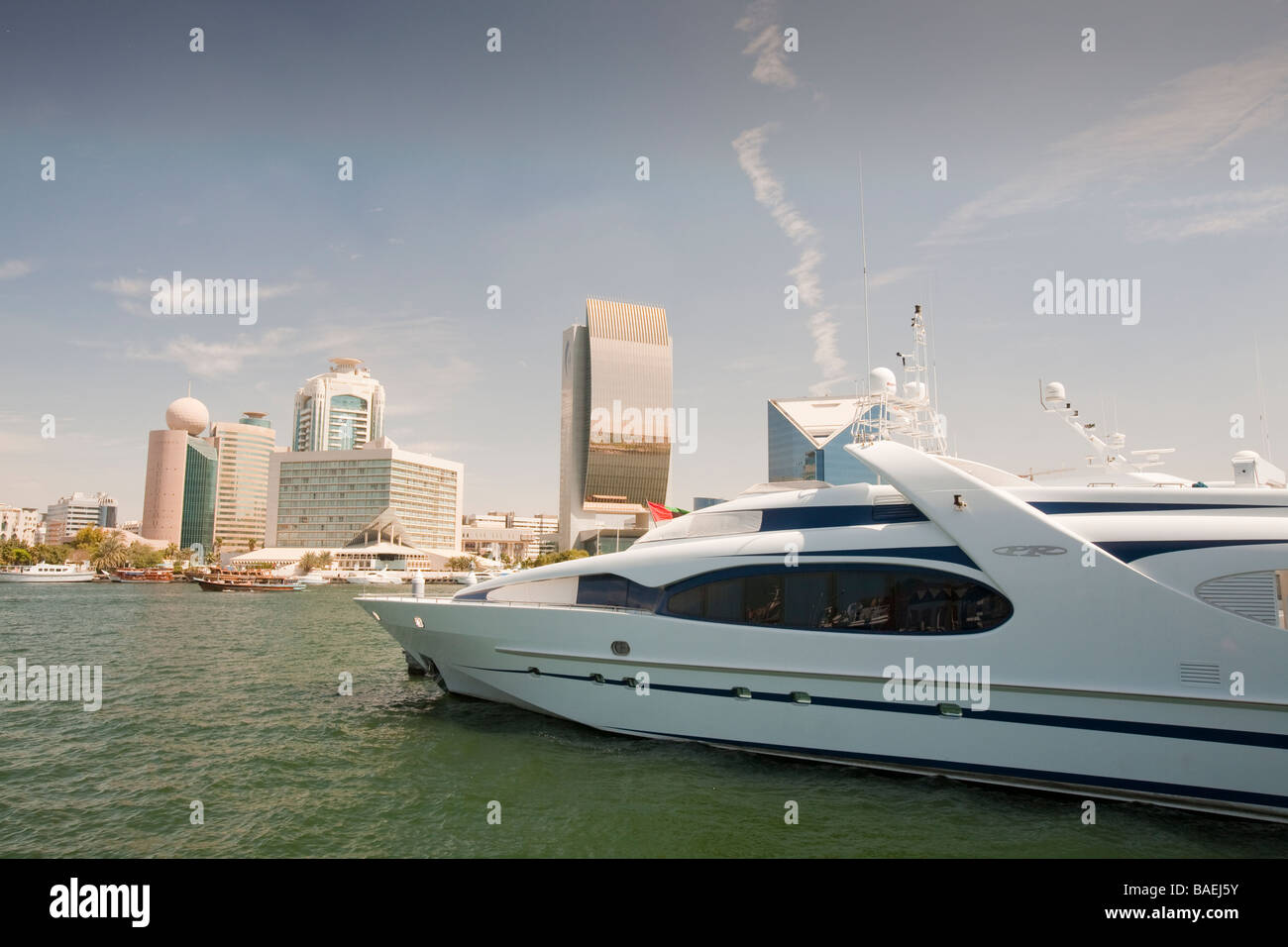 Luxus-Yacht am Dubai Creek in Dubai Stockfoto