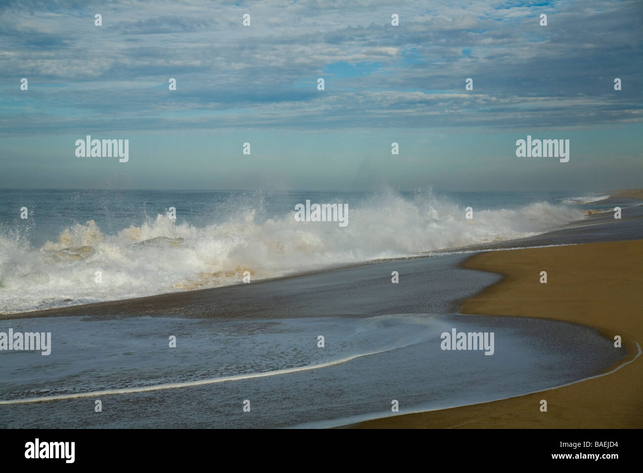 Mexiko Todos Santos Welle stürzt auf einsamen La Cachora Strand entlang Pazifischer Ozean Stockfoto