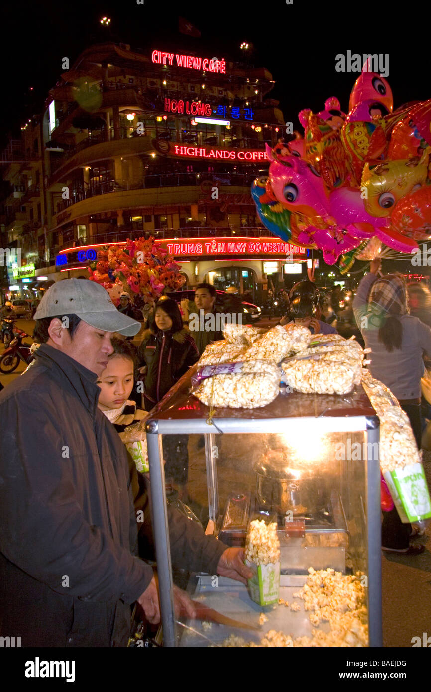 Straßenhändler verkaufen Popcorn während Tet in Hanoi Vietnam Stockfoto