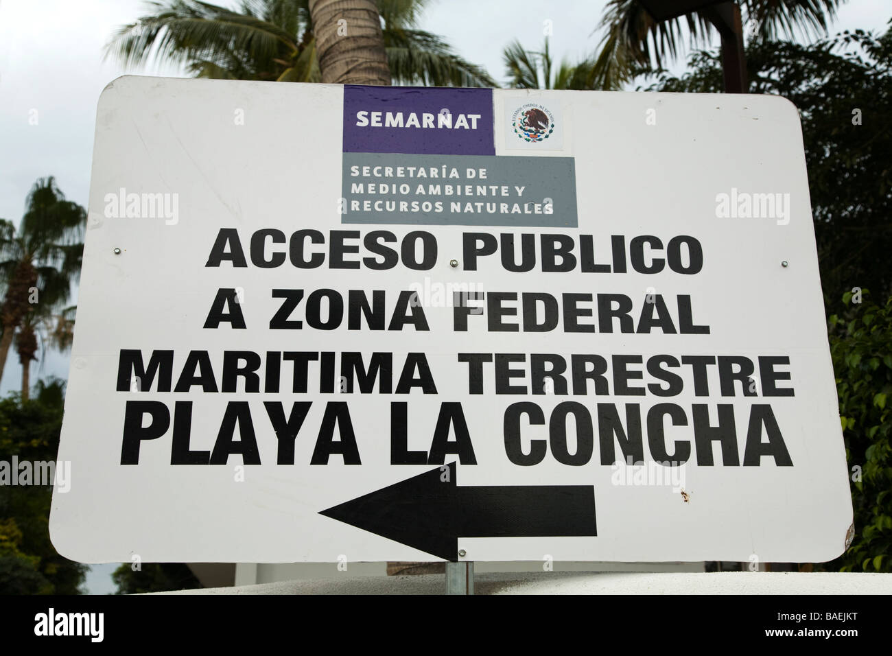 Mexiko-La Paz-Schild mit Pfeil zeigt den Zugang der Öffentlichkeit zum Strand Playa La Concha Stockfoto