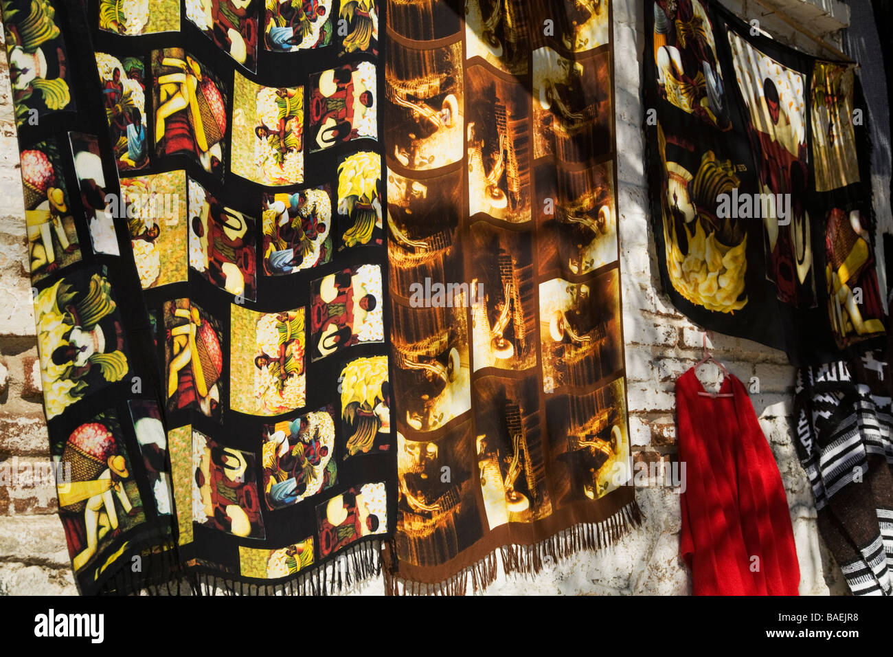 Mexiko Todos Santos Stoffe bedruckt mit Bildern und Szenen, die hängenden zum Verkauf auf Brick wall in Fringe auf Schals speichern Stockfoto