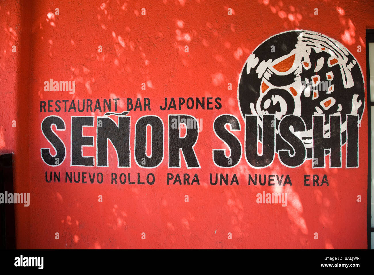 Mexiko-La Paz-Zeichen in spanischer Sprache für Sushirestaurant bietet japanisches Essen bunten Grafik auf gemalte rote Wand Stockfoto