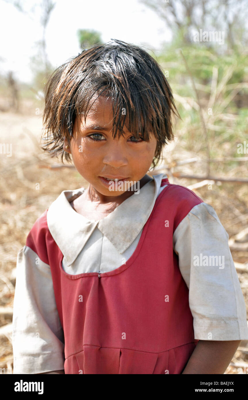 Ein schüchternes Kind vom Stamm Bhil in einem einsamen Dorf in der Nähe von Poshina, Gujarat, Indien Stockfoto