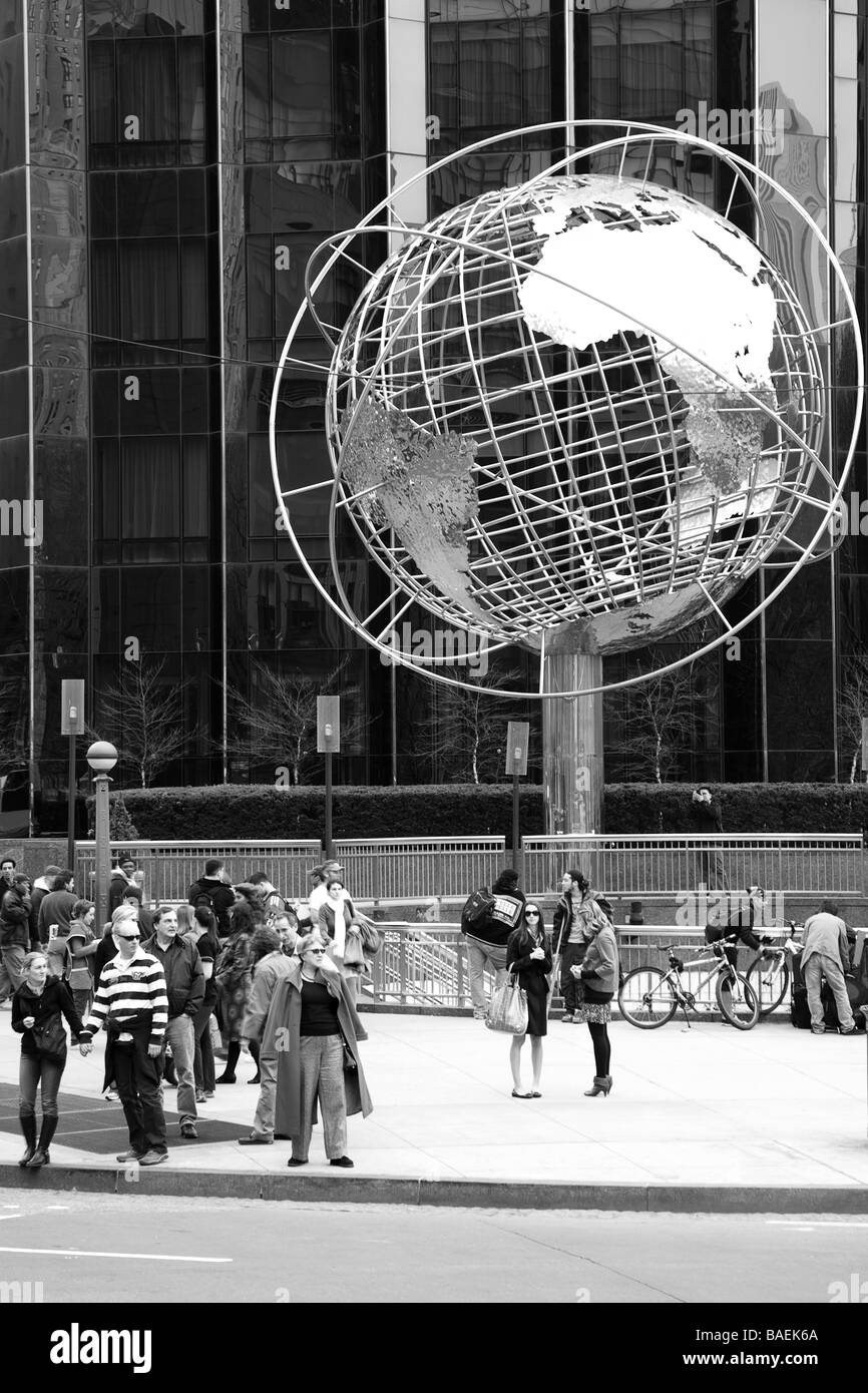 Fußgänger in New York stehen in der Nähe ein Globus-Skulptur während des Wartens auf die Straße zu überqueren. (Auch in Farbe erhältlich.) Stockfoto