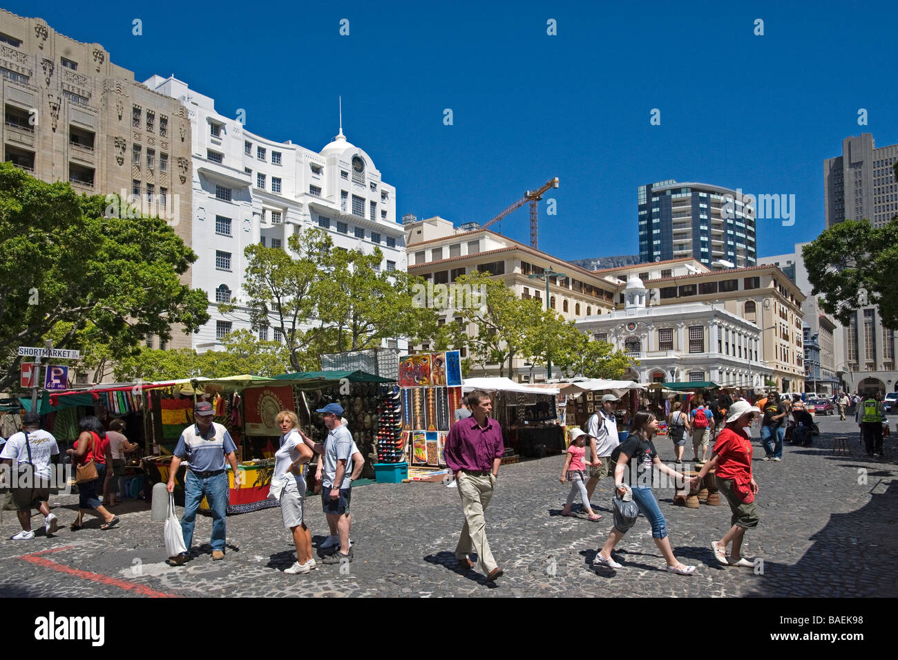 Touristen, die Einkaufen in Green Market Square in Kapstadt Südafrika Stockfoto