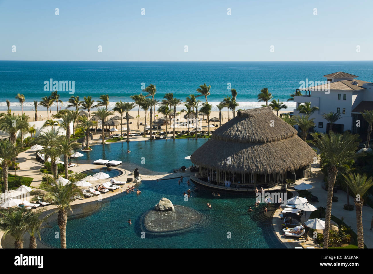 San Jose del Cabo in Mexiko Schwimmbad im Cabo Azul Resort direkt am Meer entlang Meer von Cortez Palapa bar Stockfoto