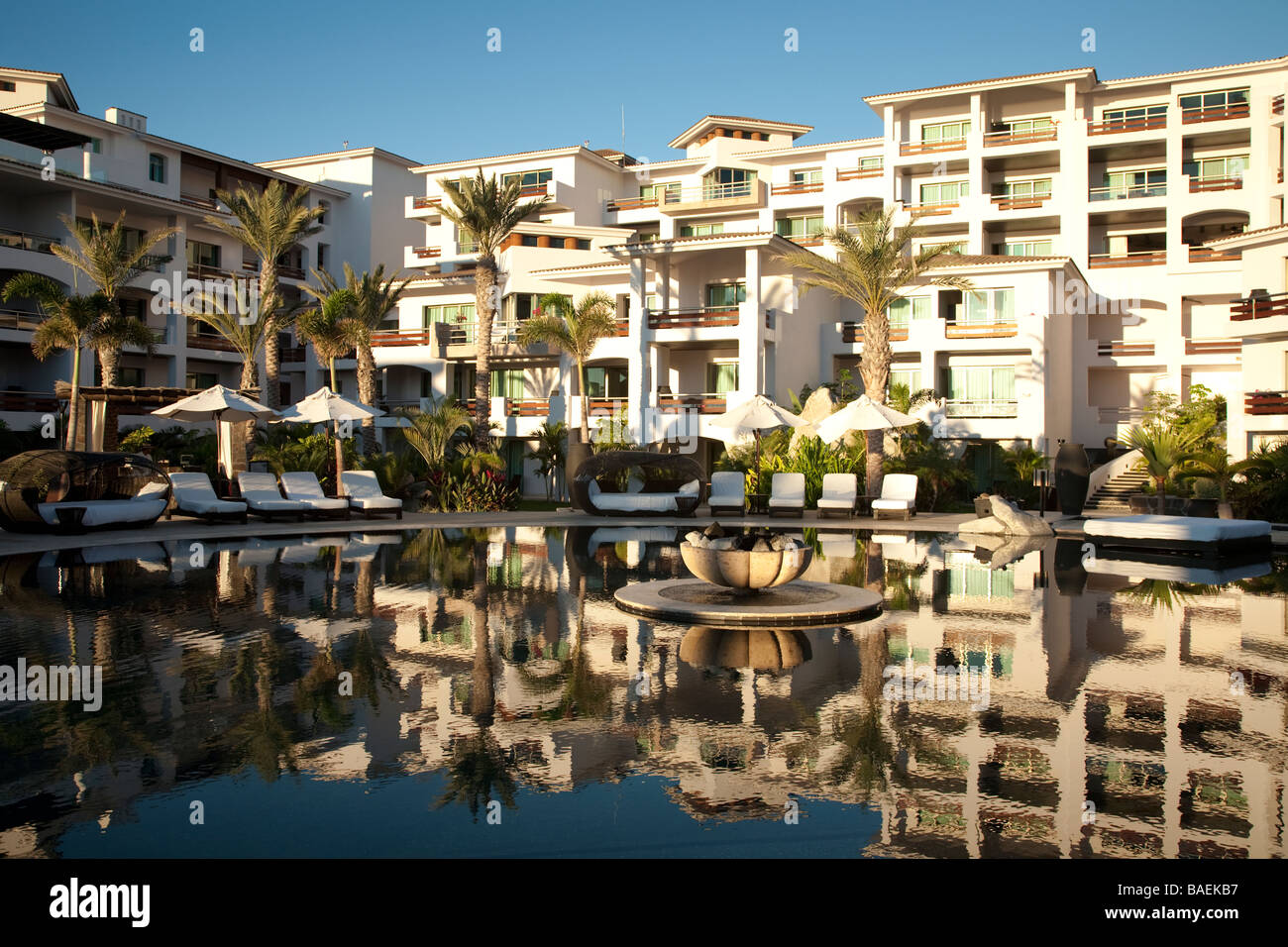 Mexiko San Jose del Cabo schwimmen Pool und Resort Gebäude im frühen Morgen Chaise lounges rund um Wasser und Palmen Stockfoto
