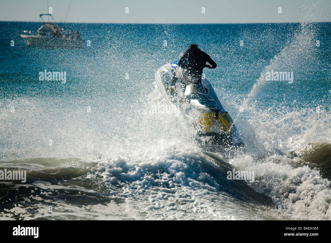 San Jose del Cabo in Mexiko Mann in der Luft reiten Jetski über Welle im Meer von Cortez Stockfoto