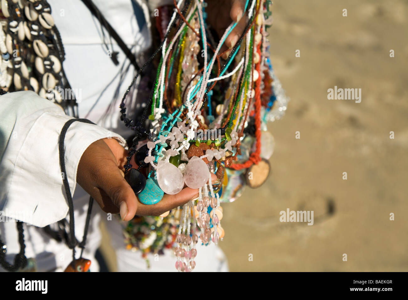 San Jose del Cabo in Mexiko Hand mexikanische Frau mit bunten Stein und Bett Halsketten Strand Verkäufer Stockfoto