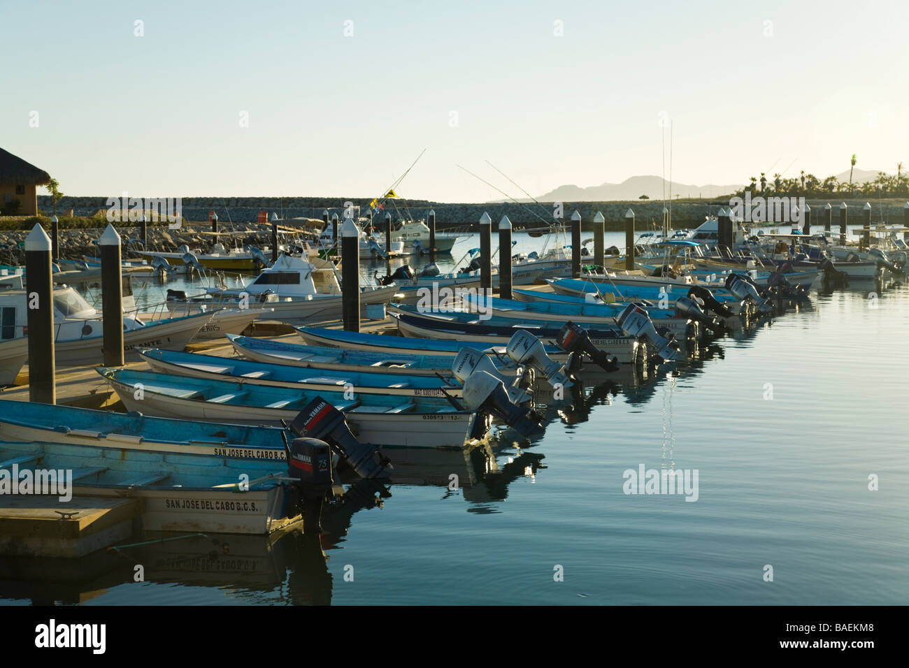 Mexiko Pueblo La Playa Panga und macht Boote vertäut am Yachthafen im geschützten Hafen Stockfoto