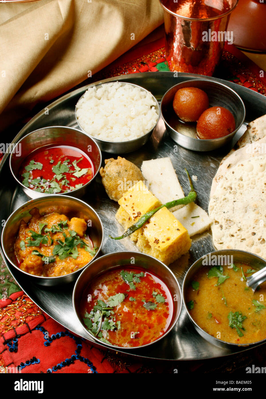 Gujarati Nahrung ist in erster Linie vegetarisch und die traditionellen Gujrati Thali aus allerlei leckeren Speisen besteht Stockfoto