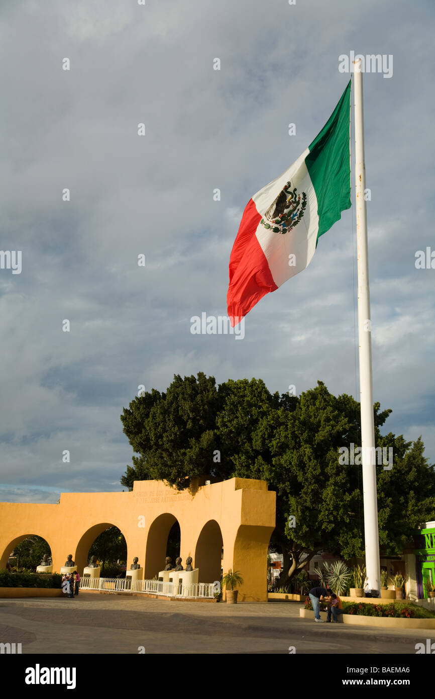 San Jose del Cabo in Mexiko Büsten auf dem Display auf downtown Plaza große mexikanische Flagge Stockfoto