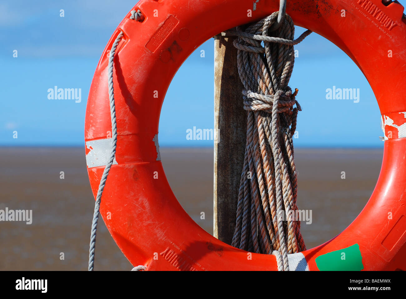 Rettungsring und Seilen auf einem weichen Strand Hintergrund in St. Annes Stockfoto