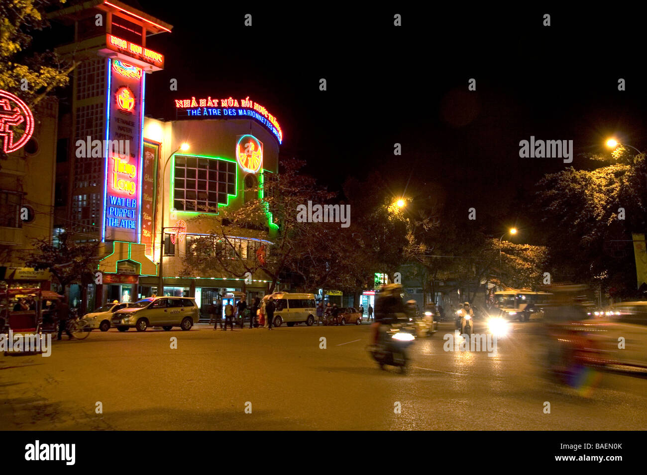 Thang Long Wasser Marionette Theate nachts mit Neon Schilder in Hanoi Vietnam Stockfoto