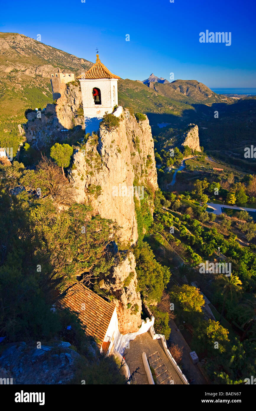 Weiß gewaschen Kirche Glockenturm neben dem Castell de Guadalest, Burg Guadalest, Guadalest, Costa Blanca, Provinz Alicante. Stockfoto