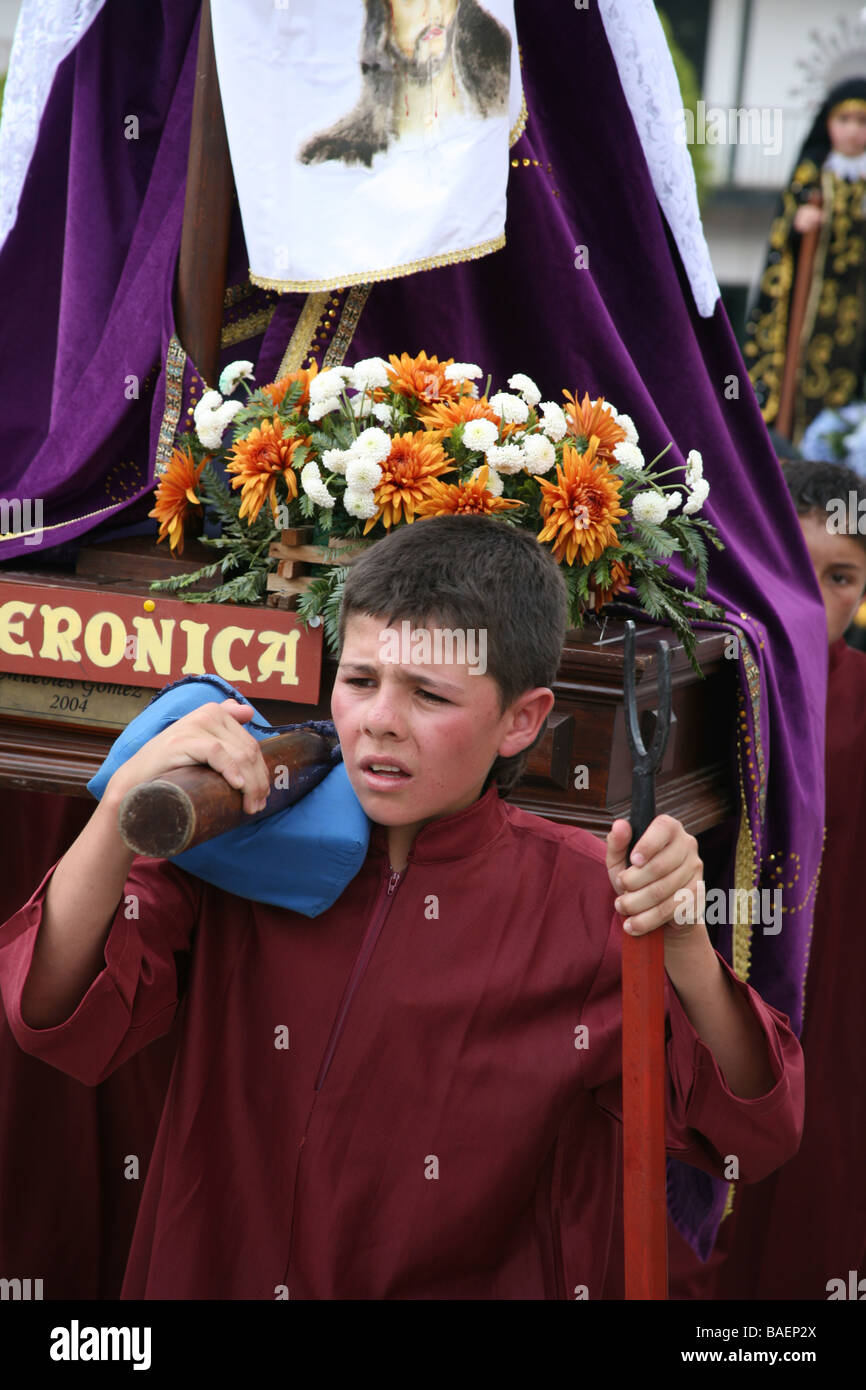 Kleiner Junge trägt eine Sänfte von Saint Veronica an der Easter Parade, Stockfoto