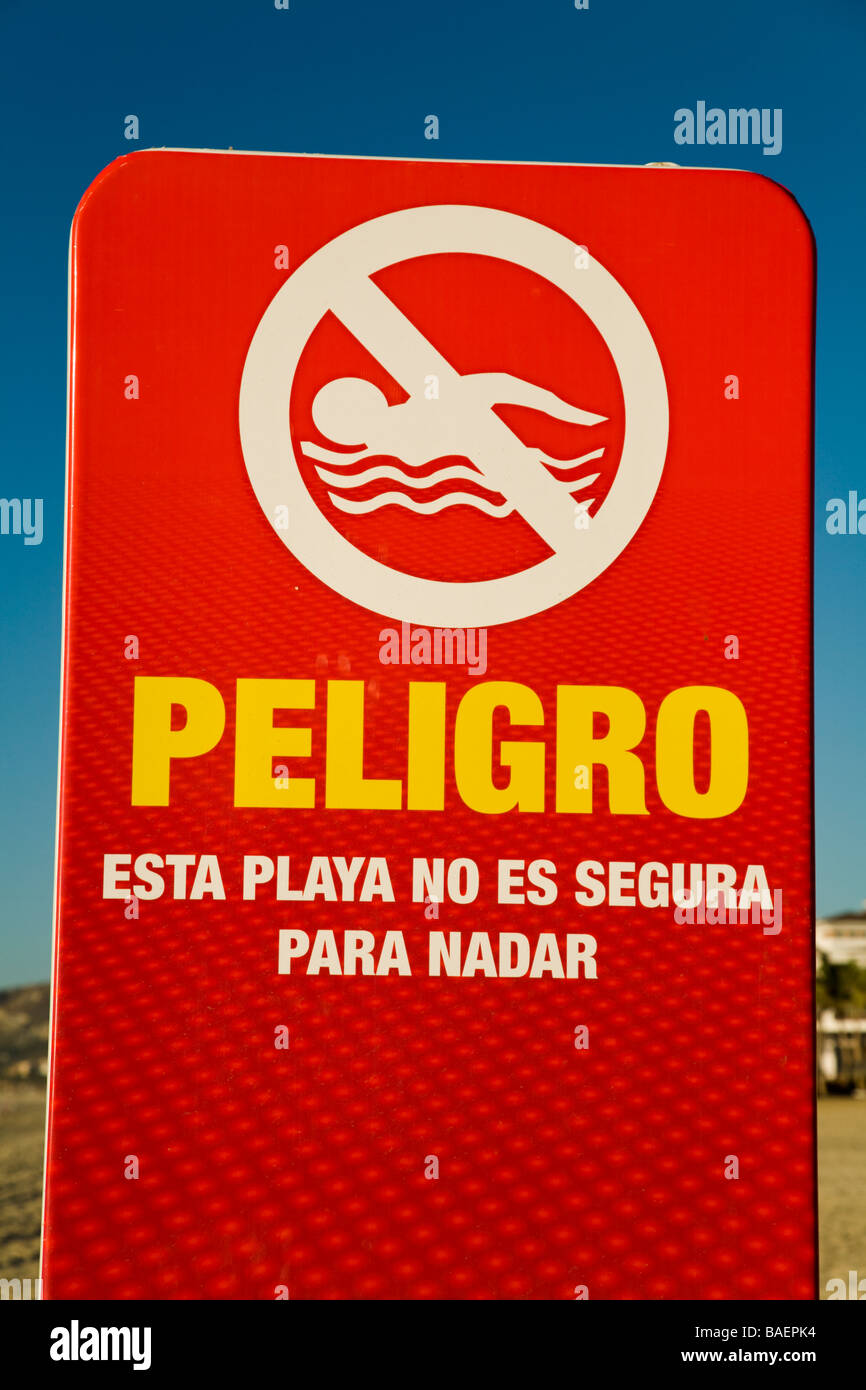 San Jose del Cabo in Mexiko Warnschild am Strand in spanischen Gefahrenzone zum Schwimmen Stockfoto