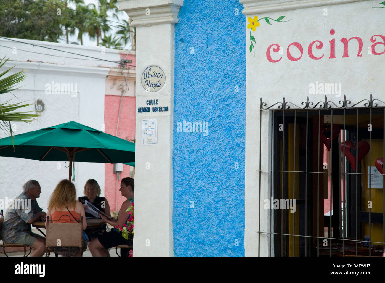 San Jose del Cabo in Mexiko vier Personen Essen im freien Restaurant am Dach Tabelle Straßenschild Metall Bars über Fenster Stockfoto