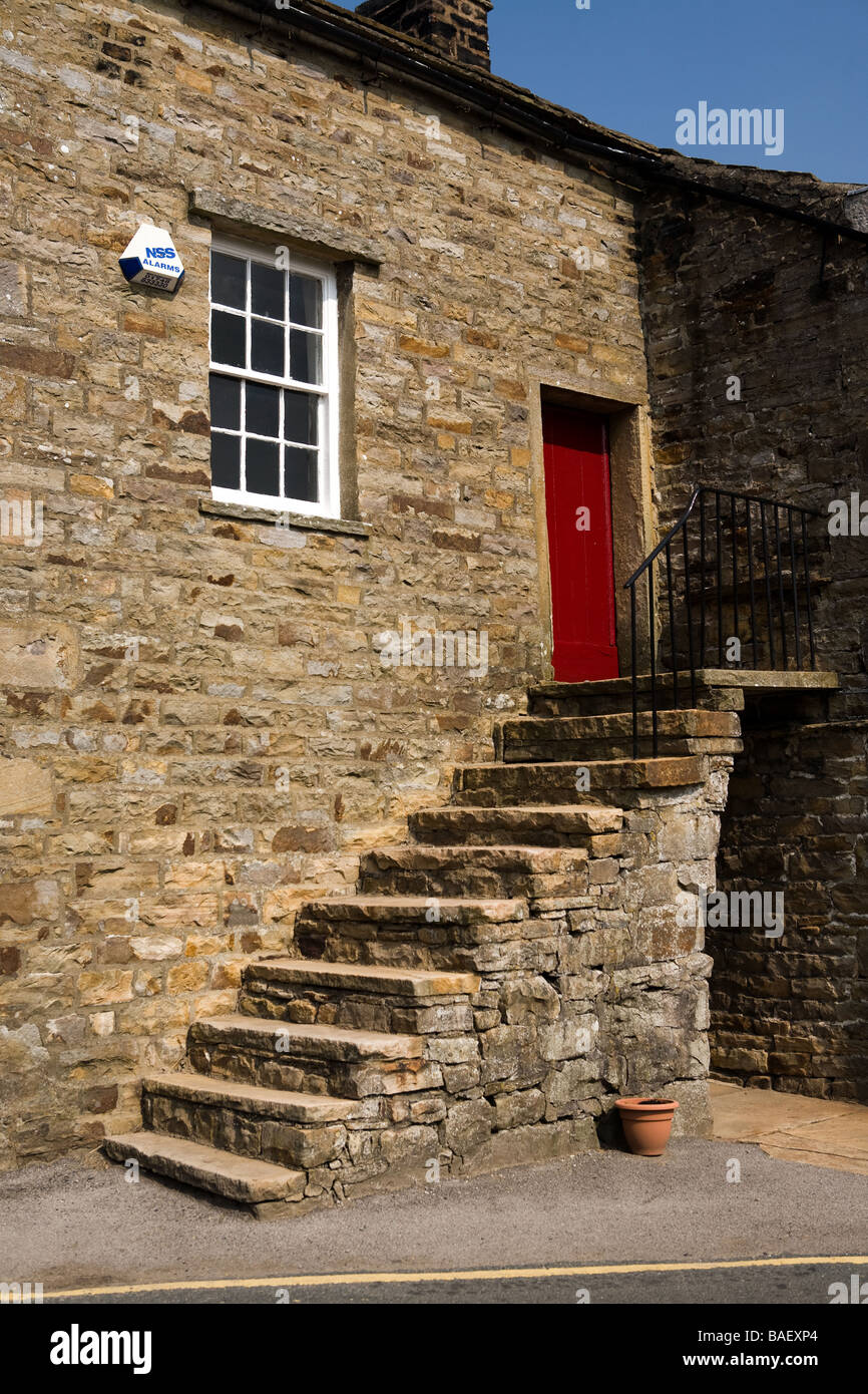 Rote Türen und Treppe in Muker Swaledale Yorkshire Dales England Stockfoto