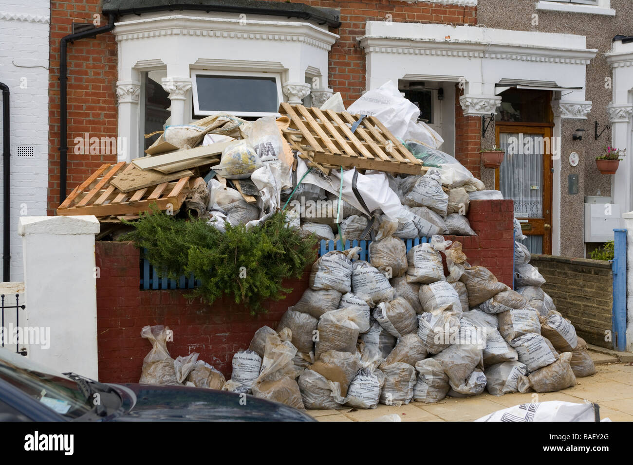 Eingesackt, Bauherren Schutt in Säcken außerhalb eines Hauses Renovierungsprojekts in Süd-london Stockfoto
