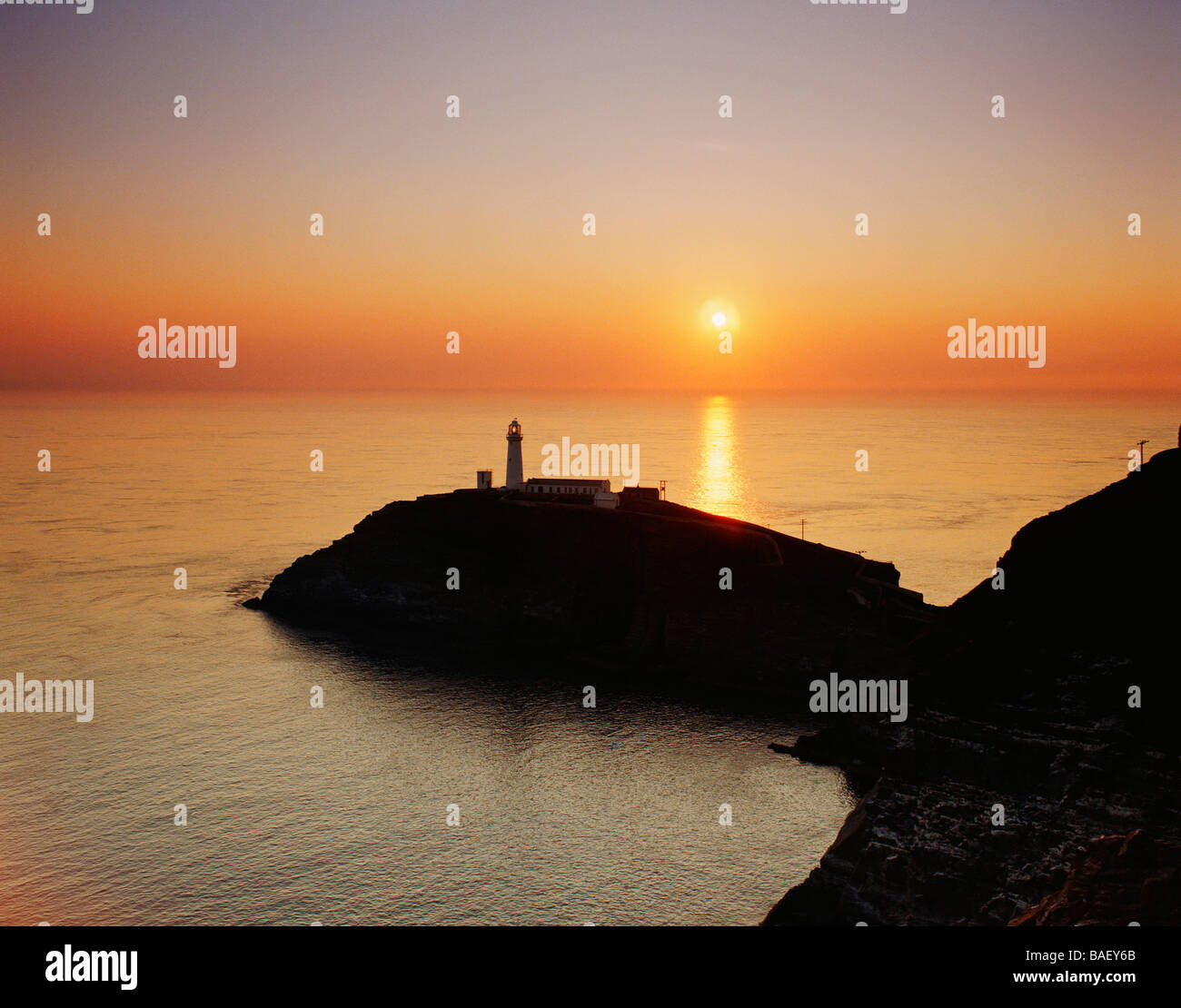 GB WALES GWYNEDD ANGLESEY SOUTH STACK LEUCHTTURM Stockfoto