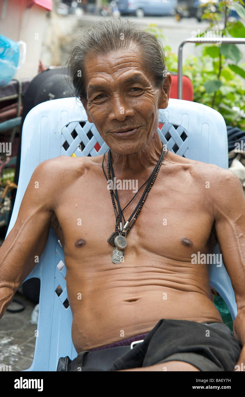 Eine Amulett Verkäufer zeigt seine Sammlung von Amulette um den Hals Bangkok Thailand Stockfoto