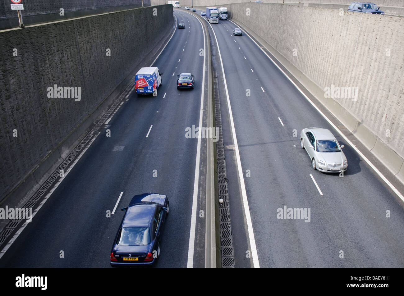 Blick hinunter auf Beschleunigung Verkehr auf einer zweispurigen Autobahn Stockfoto